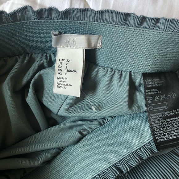 SOLD H&M Pleated Skirt - Picture 4 of 5